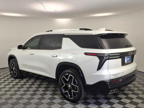 Iridescent Pearl Tricoat 2025 Chevrolet Traverse High Country