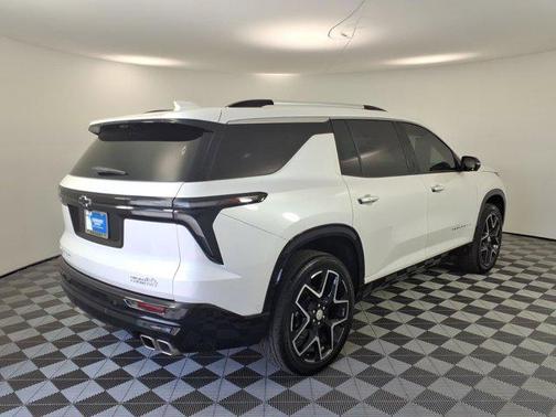 Iridescent Pearl Tricoat 2025 Chevrolet Traverse High Country