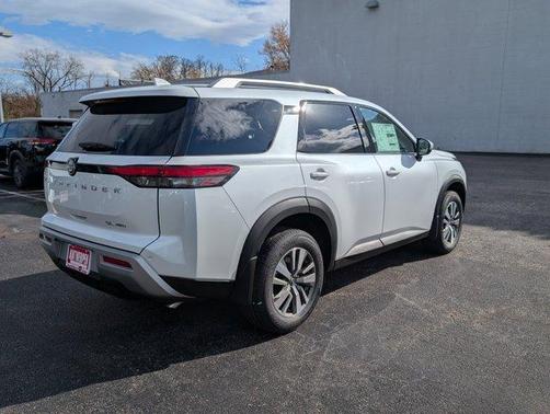 2025 Nissan Pathfinder SL