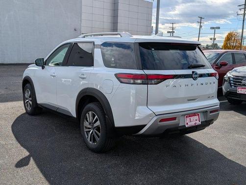 2025 Nissan Pathfinder SL