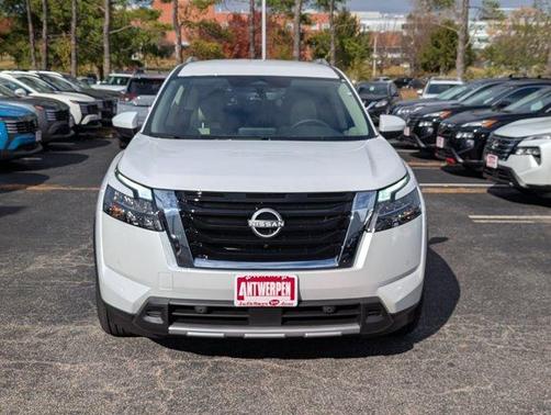 2025 Nissan Pathfinder SL