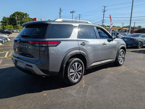 Gun Metallic 2022 Nissan Pathfinder SL