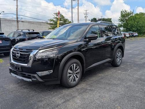 2025 Nissan Pathfinder SL