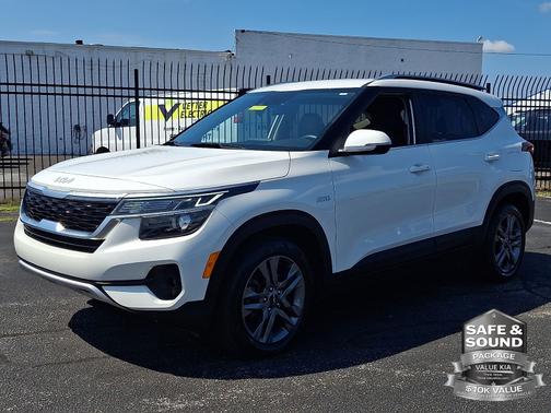 Snow White Pearl 2023 Kia Seltos S