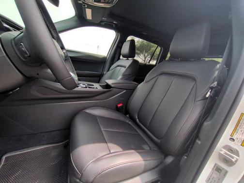 Bright White Clear-Coat Exterior Paint 2026 Jeep Cherokee Limited