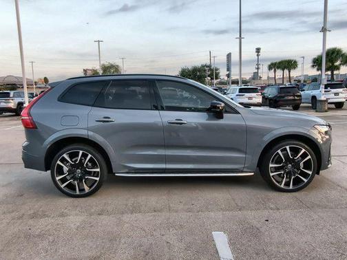 2023 Volvo XC60 B6 Ultimate Dark Theme