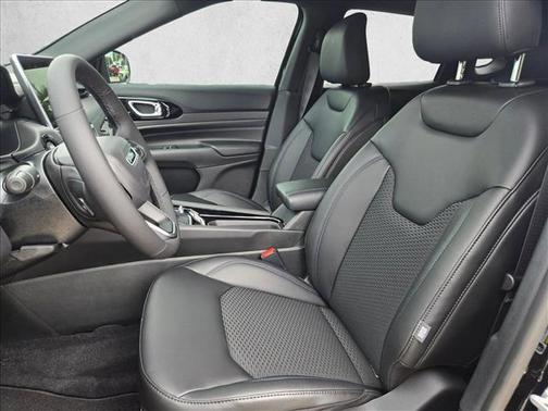 Diamond Black Crystal Pearl-Coat Exterior Paint 2026 Jeep Compass Latitude