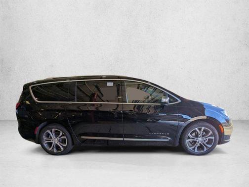 Diamond Black Crystal Pearlcoat 2026 Chrysler Pacifica L