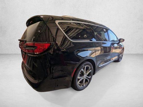 Diamond Black Crystal Pearlcoat 2026 Chrysler Pacifica L