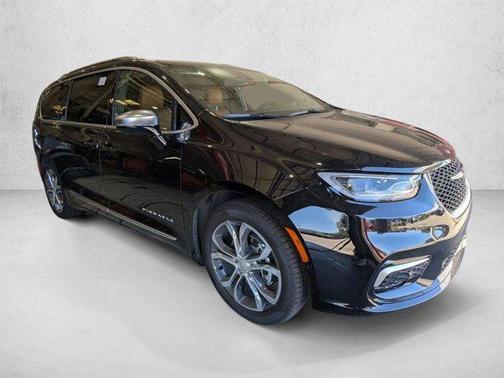 Diamond Black Crystal Pearlcoat 2026 Chrysler Pacifica L