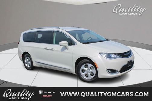 White 2017 Chrysler Pacifica Touring-L Plus