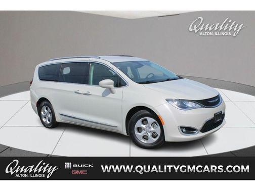 White 2017 Chrysler Pacifica Touring-L Plus