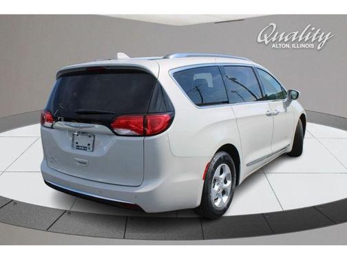 White 2017 Chrysler Pacifica Touring-L Plus