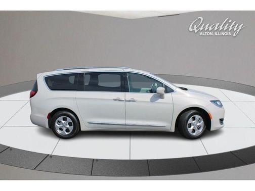White 2017 Chrysler Pacifica Touring-L Plus