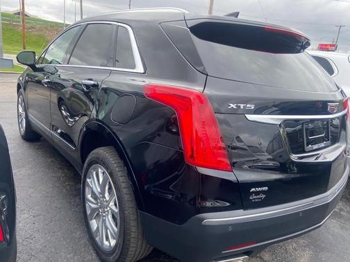 Stellar Black Metallic 2019 Cadillac XT5 Luxury