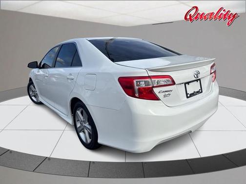Super White 2014 Toyota Camry SE