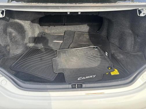 Super White 2014 Toyota Camry SE