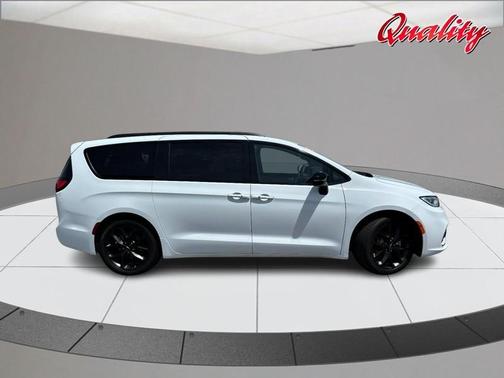 Bright White Clearcoat 2025 Chrysler Pacifica Limited