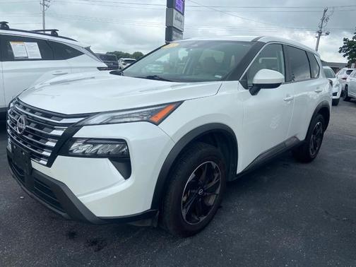 Everest White P 2025 Nissan Rogue SV