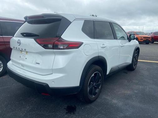Everest White P 2025 Nissan Rogue SV