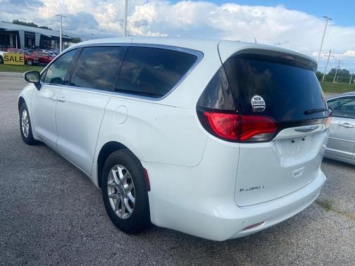Bright White Clearcoat 2017 Chrysler Pacifica Touring
