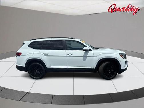 Pure White 2025 Volkswagen Atlas 2.0T SE
