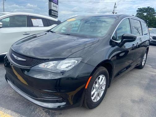 Brilliant Black Crystal Pearlcoat 2023 Chrysler Voyager LX