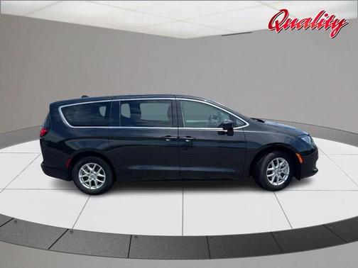 Brilliant Black Crystal Pearlcoat 2023 Chrysler Voyager LX