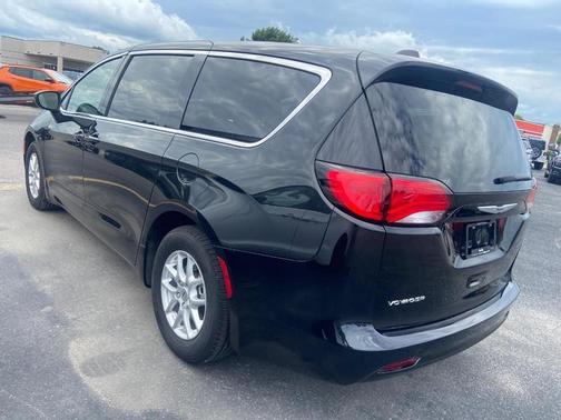 Brilliant Black Crystal Pearlcoat 2023 Chrysler Voyager LX