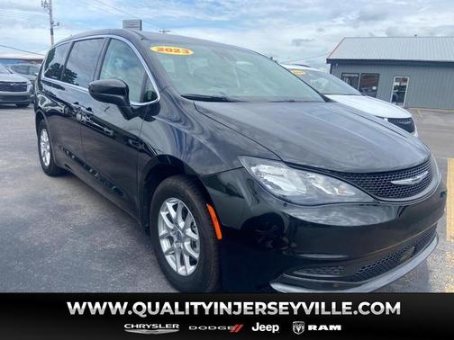 Brilliant Black Crystal Pearlcoat 2023 Chrysler Voyager LX