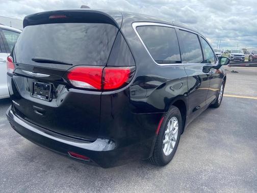 Brilliant Black Crystal Pearlcoat 2023 Chrysler Voyager LX
