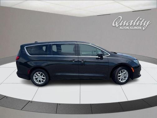 Brilliant Black Crystal Pearlcoat 2023 Chrysler Voyager LX