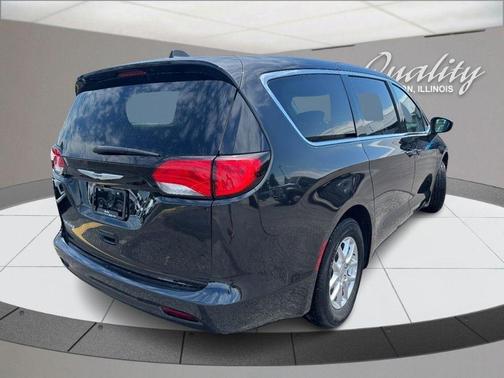 Brilliant Black Crystal Pearlcoat 2023 Chrysler Voyager LX