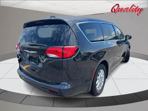 Brilliant Black Crystal Pearlcoat 2023 Chrysler Voyager LX