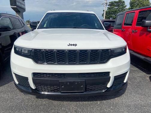 Bright White Clearcoat 2023 Jeep Grand Cherokee L Laredo