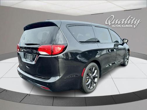 Brilliant Black Crystal Pearlcoat 2019 Chrysler Pacifica Touring Plus