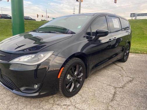 Brilliant Black Crystal Pearlcoat 2019 Chrysler Pacifica Touring Plus