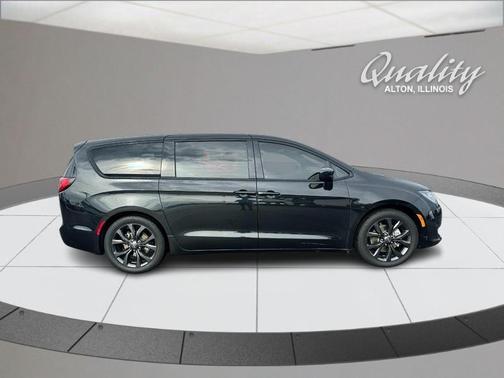 Brilliant Black Crystal Pearlcoat 2019 Chrysler Pacifica Touring Plus