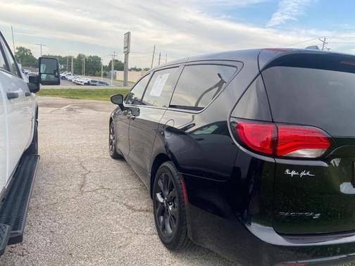 Brilliant Black Crystal Pearlcoat 2019 Chrysler Pacifica Touring Plus