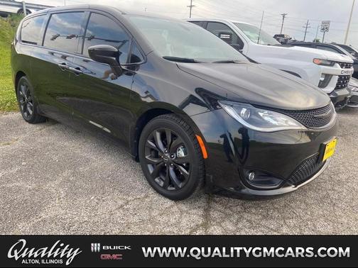 Brilliant Black Crystal Pearlcoat 2019 Chrysler Pacifica Touring Plus