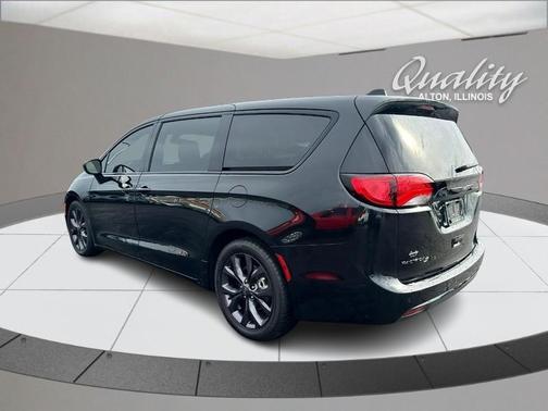 Brilliant Black Crystal Pearlcoat 2019 Chrysler Pacifica Touring Plus