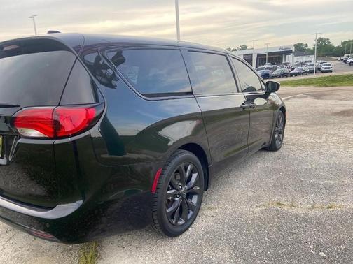 Brilliant Black Crystal Pearlcoat 2019 Chrysler Pacifica Touring Plus