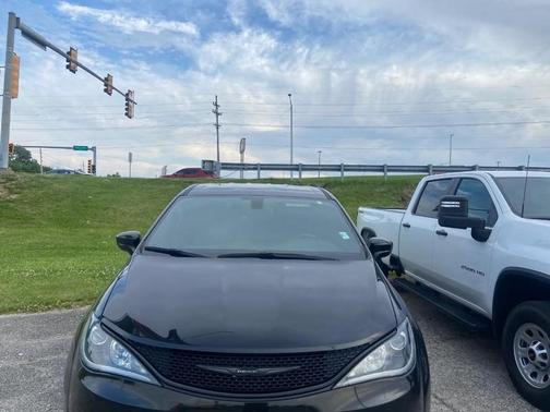 Brilliant Black Crystal Pearlcoat 2019 Chrysler Pacifica Touring Plus