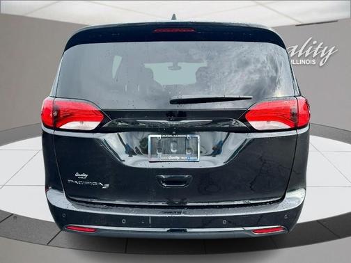 Brilliant Black Crystal Pearlcoat 2019 Chrysler Pacifica Touring Plus