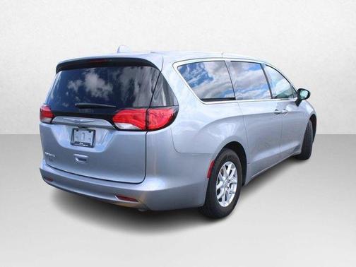 2020 Chrysler Voyager LX