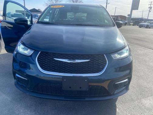 2023 Chrysler Pacifica Touring-L