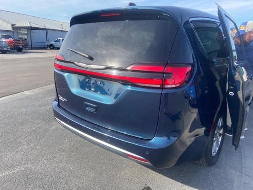 2023 Chrysler Pacifica Touring-L