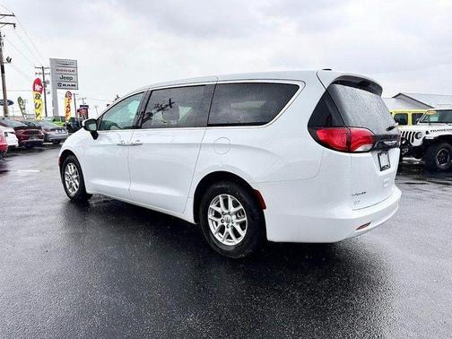2023 Chrysler Voyager LX