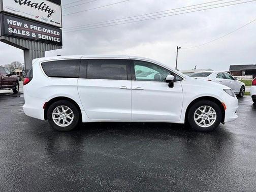2023 Chrysler Voyager LX