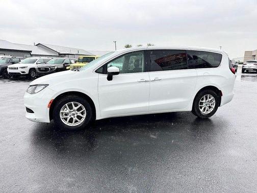 2023 Chrysler Voyager LX